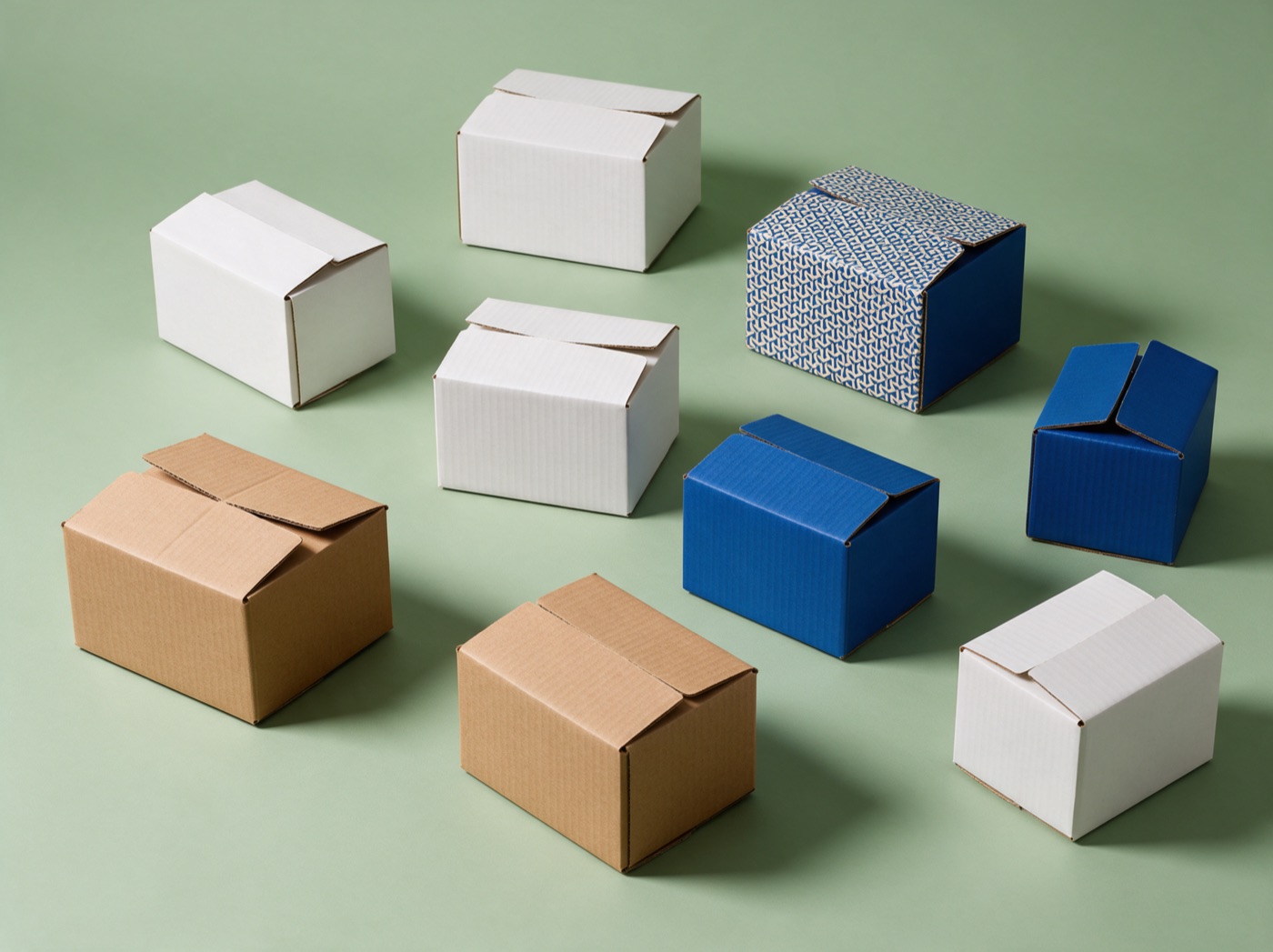 Mailer boxes in kraft, white, cobalt blue and a printed pattern